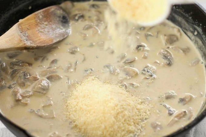 Курица с грибами в сливках на сковороде