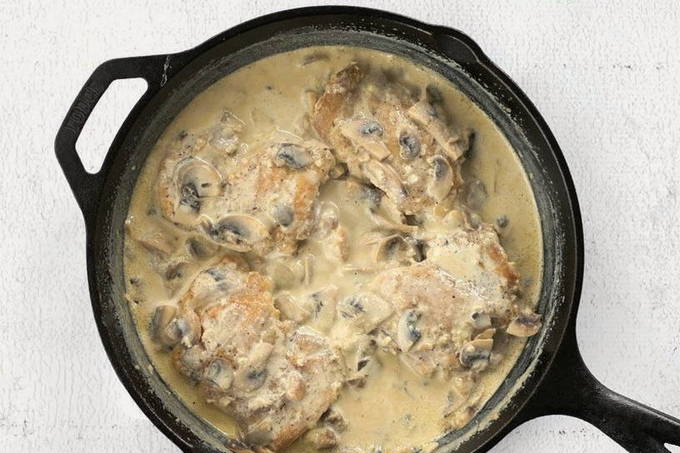 Курица с грибами в сливках на сковороде
