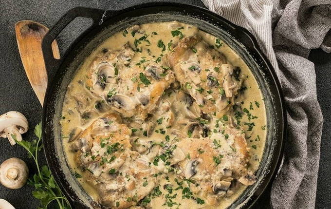 Курица с грибами в сливках на сковороде