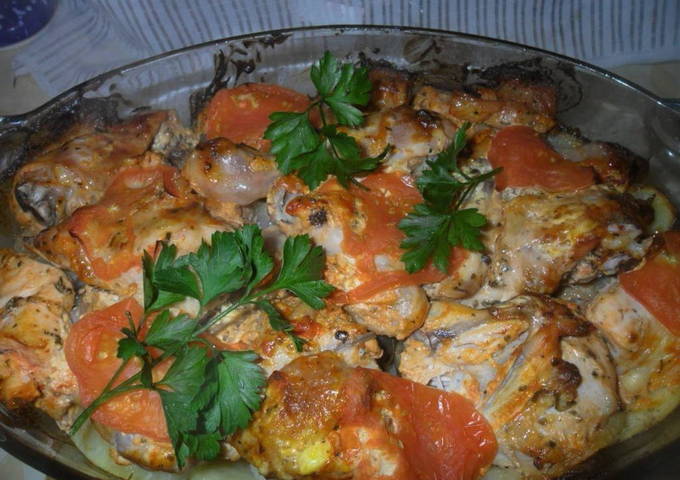 Картошка с курицей в стеклянной посуде в духовке