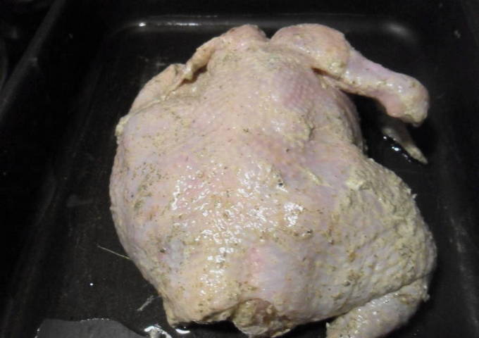 Картошка с курицей в стеклянной посуде в духовке