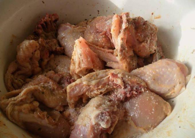 Картошка с курицей в стеклянной посуде в духовке