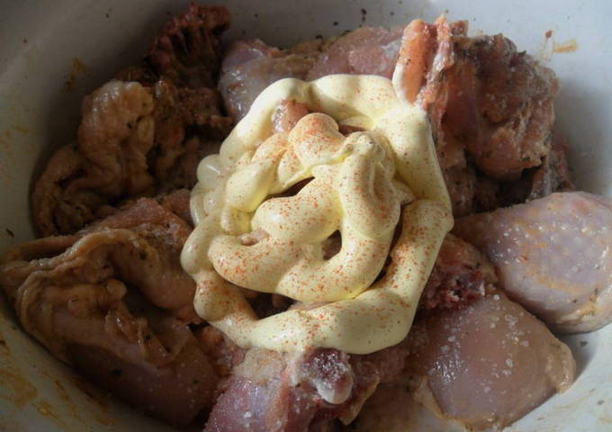 Картошка с курицей в стеклянной посуде в духовке