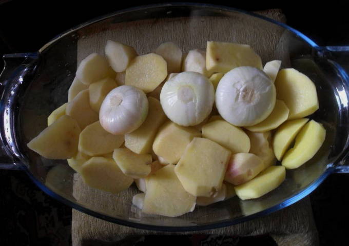 Картошка с курицей в стеклянной посуде в духовке