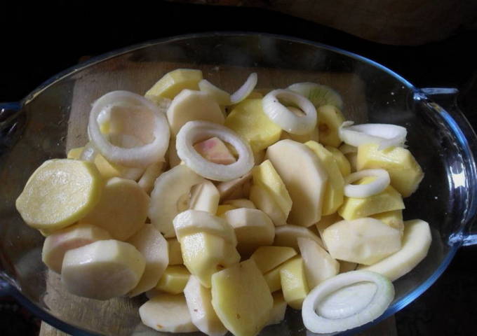 Картошка с курицей в стеклянной посуде в духовке