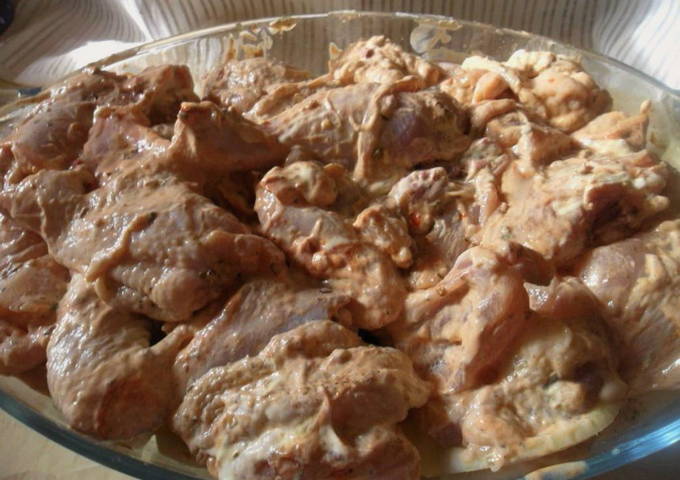 Картошка с курицей в стеклянной посуде в духовке