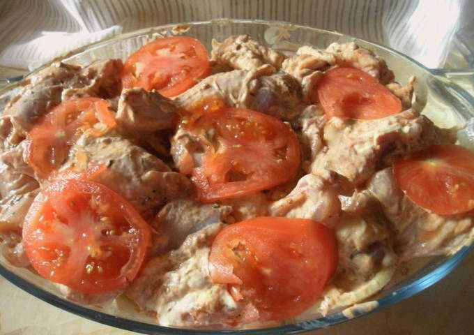 Картошка с курицей в стеклянной посуде в духовке