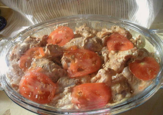 Картошка с курицей в стеклянной посуде в духовке