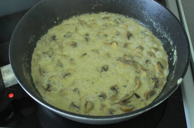 Курица с грибами в сливочном соусе в духовке