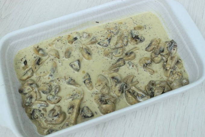 Курица с грибами в сливочном соусе в духовке