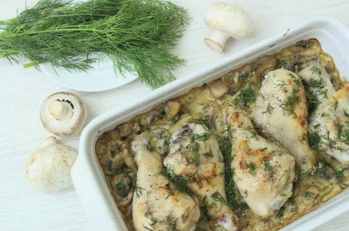 Курица с грибами в сливочном соусе в духовке
