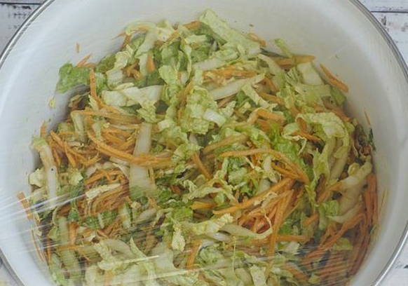 Салат с пекинской капустой и колбасой