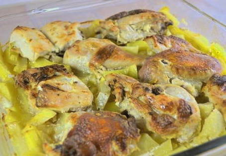Картошка с курицей на противне в духовке