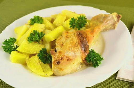 Картошка с курицей на противне в духовке