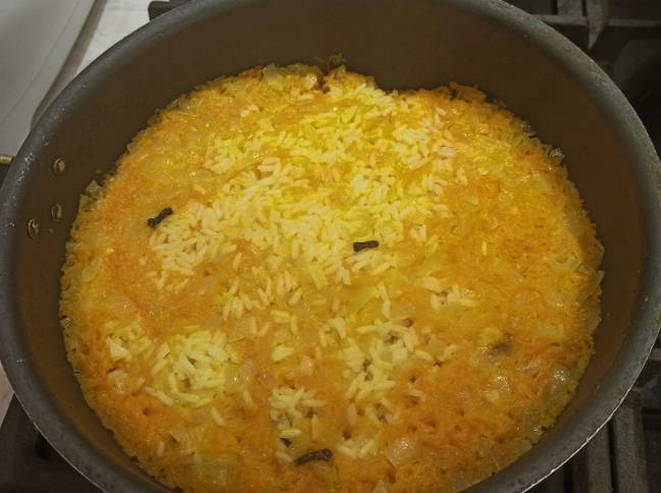 Рис с морковью и луком на сковороде Рис с морковью и луком на сковороде