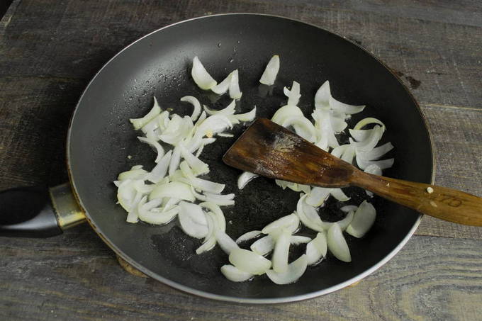 Картошка с грибами и курицей на сковороде