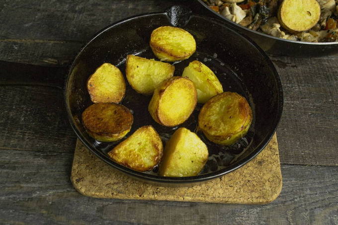 Картошка с грибами и курицей на сковороде