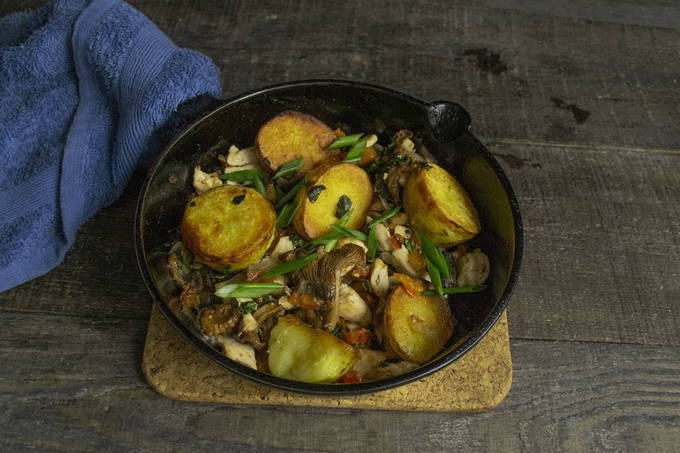 Картошка с грибами и курицей на сковороде