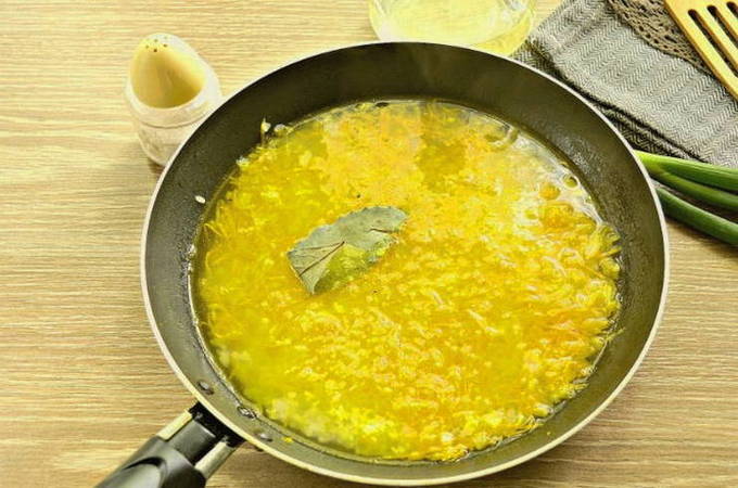 Рис с сосисками на сковороде Рис с сосисками на сковороде