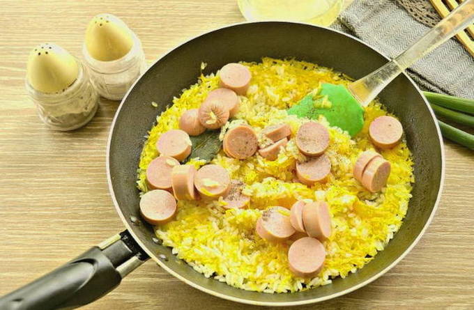 Рис с сосисками на сковороде Рис с сосисками на сковороде