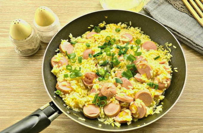 Рис с сосисками на сковороде Рис с сосисками на сковороде
