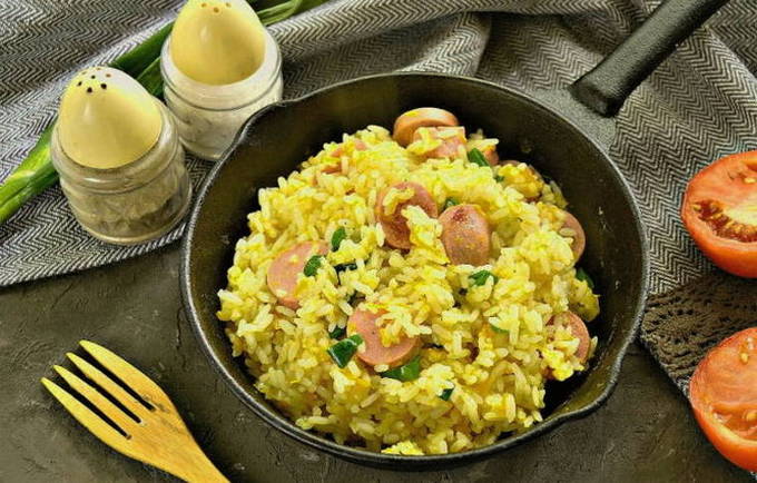 Рис с сосисками на сковороде Рис с сосисками на сковороде