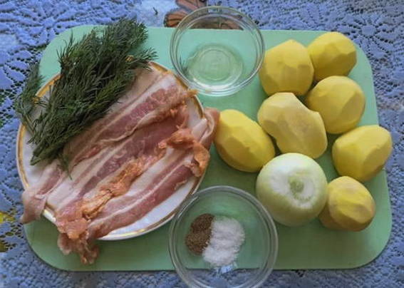 Картошка с беконом на сковороде