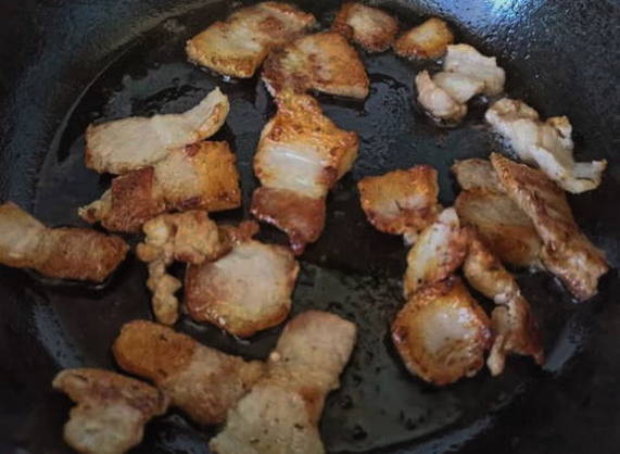 Картошка с беконом на сковороде