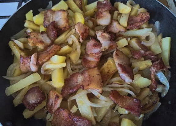 Картошка с беконом на сковороде