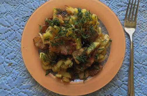 Картошка с беконом на сковороде