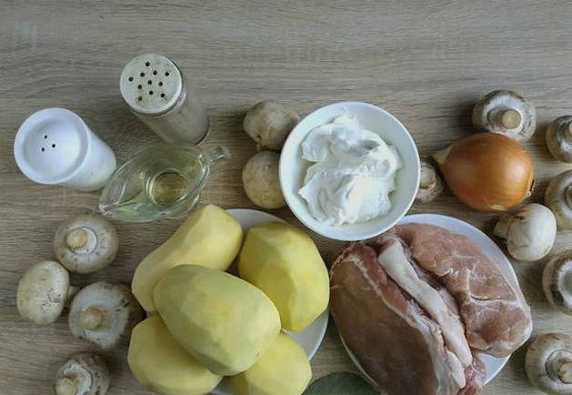 Картошка с мясом и грибами на сковороде