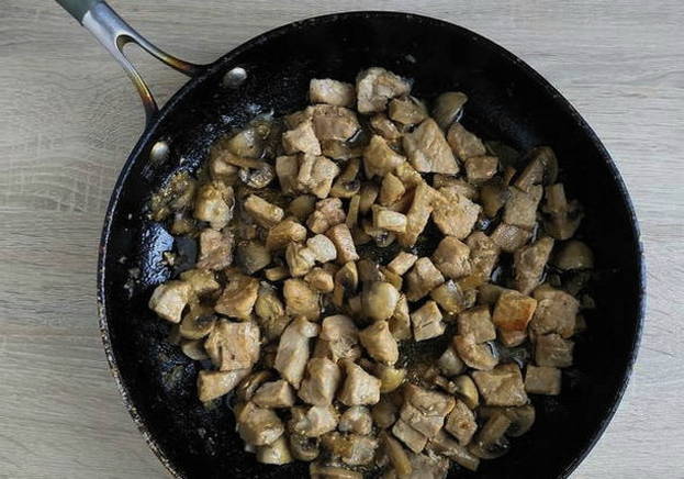 Картошка с мясом и грибами на сковороде