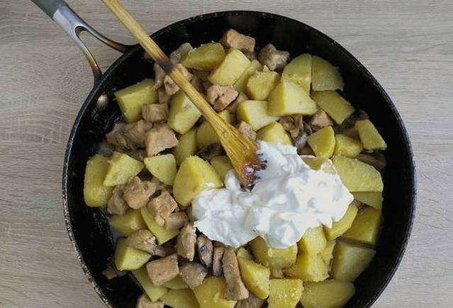 Картошка с мясом и грибами на сковороде