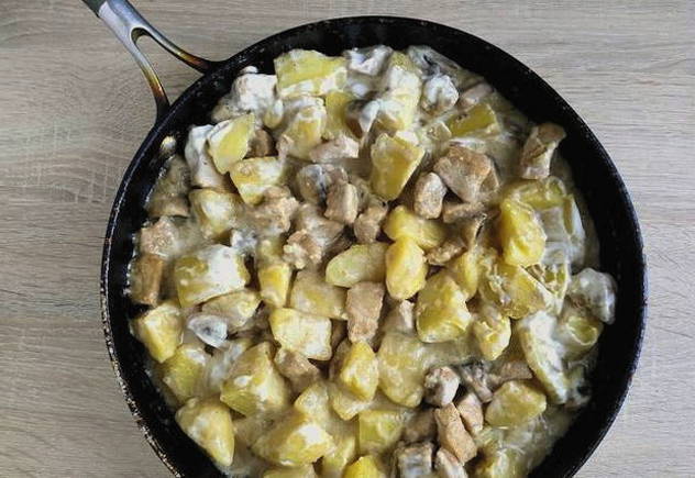 Картошка с мясом и грибами на сковороде