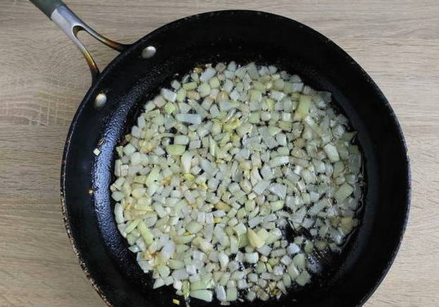 Картошка с мясом и грибами на сковороде