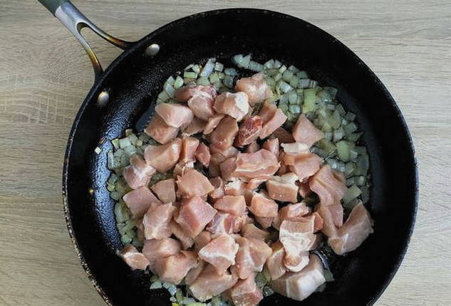 Картошка с мясом и грибами на сковороде