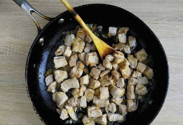 Картошка с мясом и грибами на сковороде