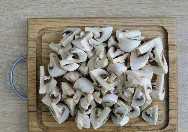 Картошка с мясом и грибами на сковороде