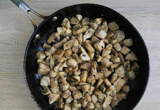 Картошка с мясом и грибами на сковороде