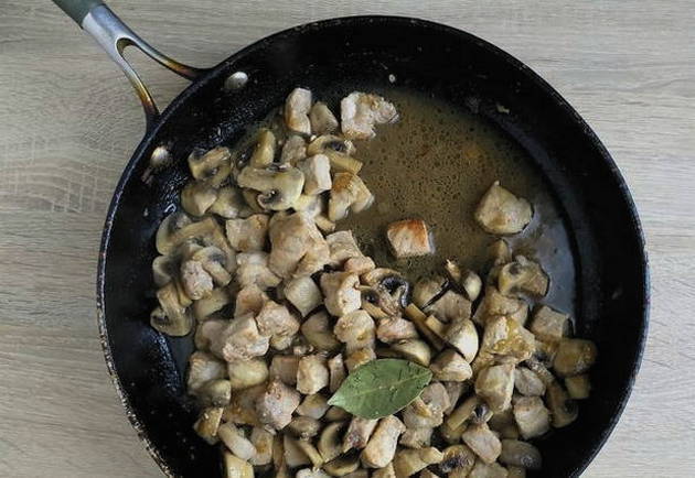 Картошка с мясом и грибами на сковороде