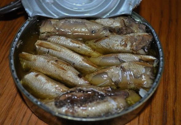 Салат со шпротами и солеными огурцами Салат со шпротами и солеными огурцами