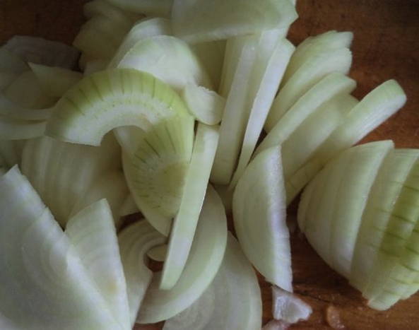 Салат со шпротами и солеными огурцами Салат со шпротами и солеными огурцами