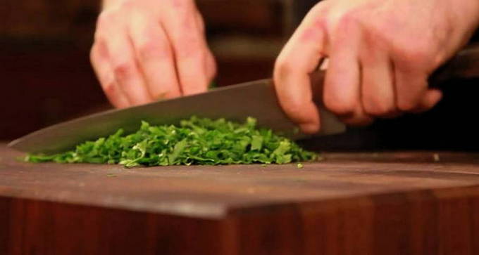 Салат со шпротами и солеными огурцами Салат со шпротами и солеными огурцами