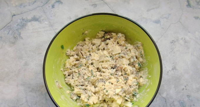 Салат со шпротами и солеными огурцами Салат со шпротами и солеными огурцами