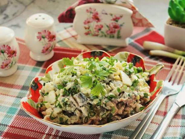 Салат со шпротами и солеными огурцами Салат со шпротами и солеными огурцами