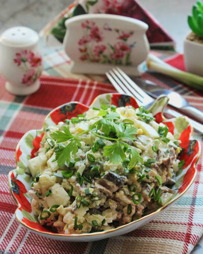 Салат со шпротами и солеными огурцами Салат со шпротами и солеными огурцами