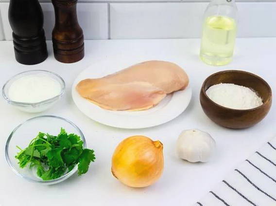 Курица с чесноком в сметанном соусе на сковороде Курица с чесноком в сметанном соусе на сковороде