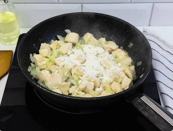 Курица с чесноком в сметанном соусе на сковороде Курица с чесноком в сметанном соусе на сковороде