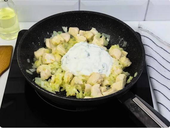 Курица с чесноком в сметанном соусе на сковороде Курица с чесноком в сметанном соусе на сковороде