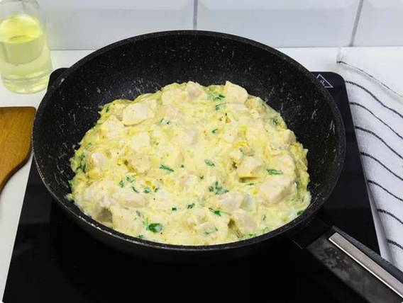 Курица с чесноком в сметанном соусе на сковороде Курица с чесноком в сметанном соусе на сковороде